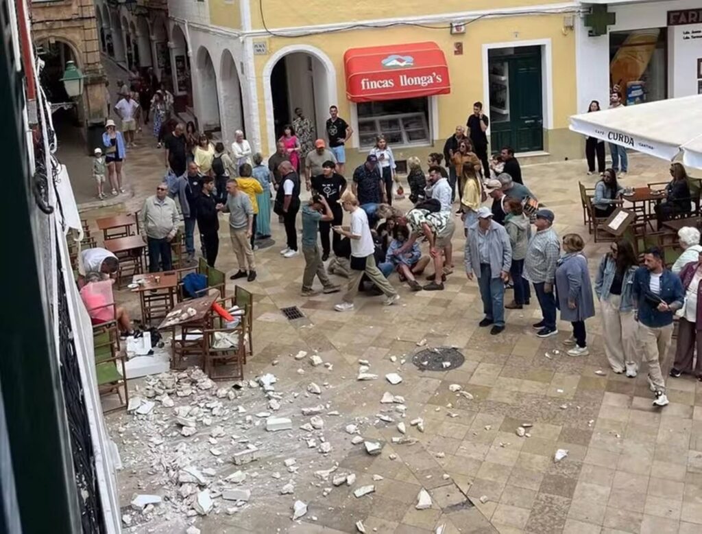 espanha:-parte-de-predio-cai-em-mesa-de-cafe-da-manha-e-fere-turistas