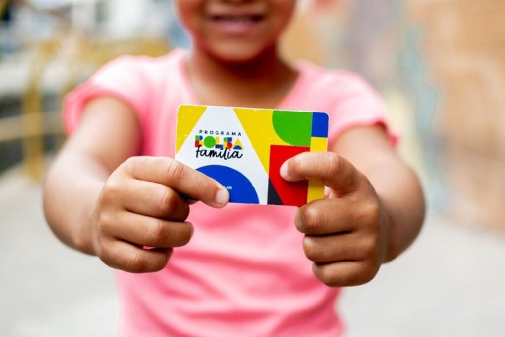 bolsa-familia-comeca-a-ser-pago-para-156-mil-familias-do-df-nesta-2a