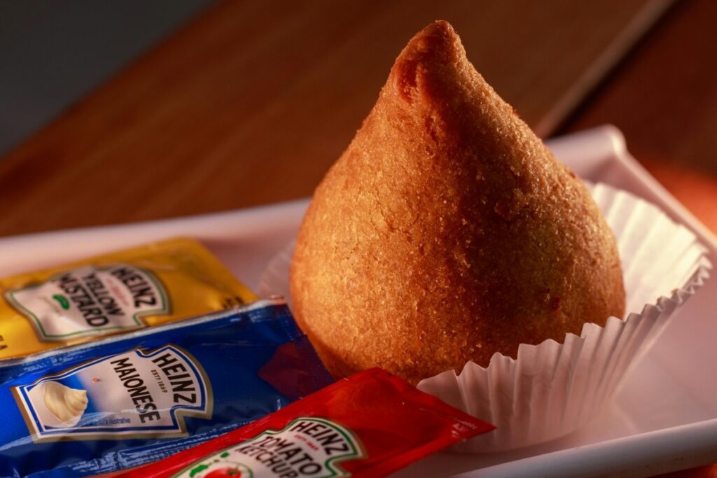 dia-da-coxinha:-5-lugares-imperdiveis-para-comer-o-salgado-no-df
