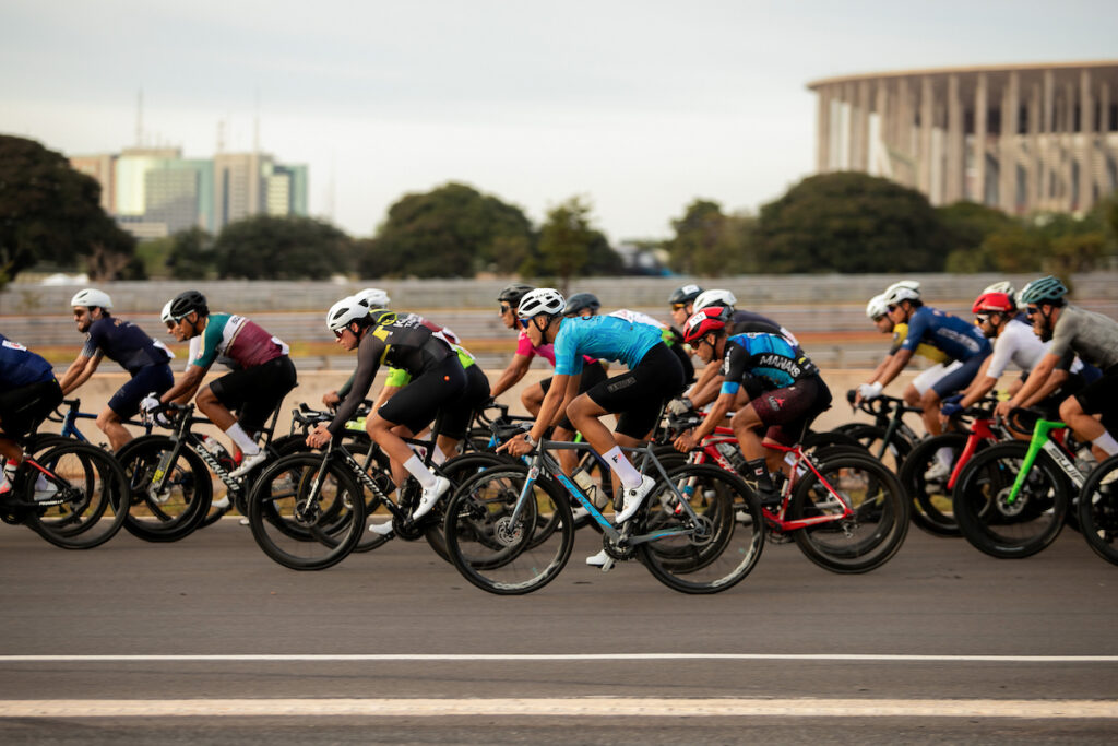 metropoles-endurance-ciclismo-encerra-disputas-com-emocao-e-torcida