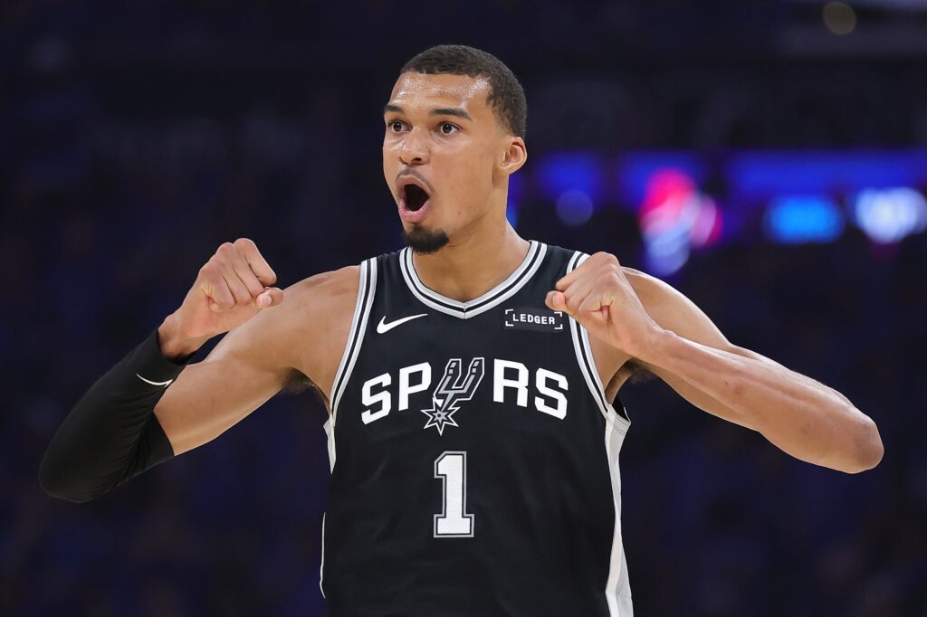 nba:-em-jogo-epico,-spurs-saem-na-frente-de-okc-na-conferencia-oeste