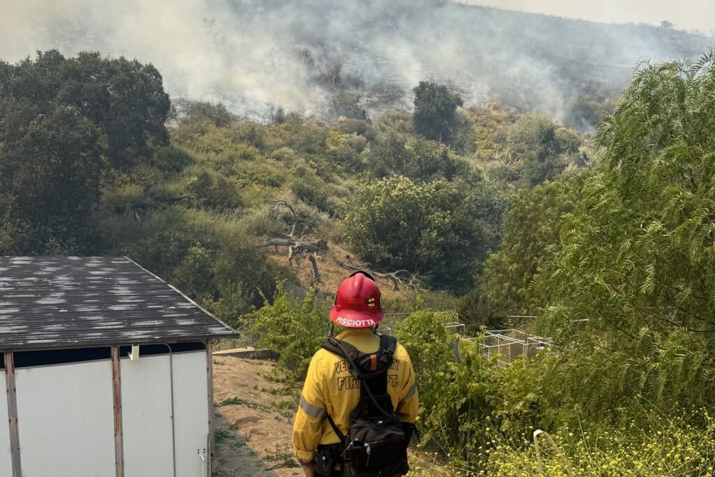 incendio-florestal-ameaca-milhares-de-casas-na-california