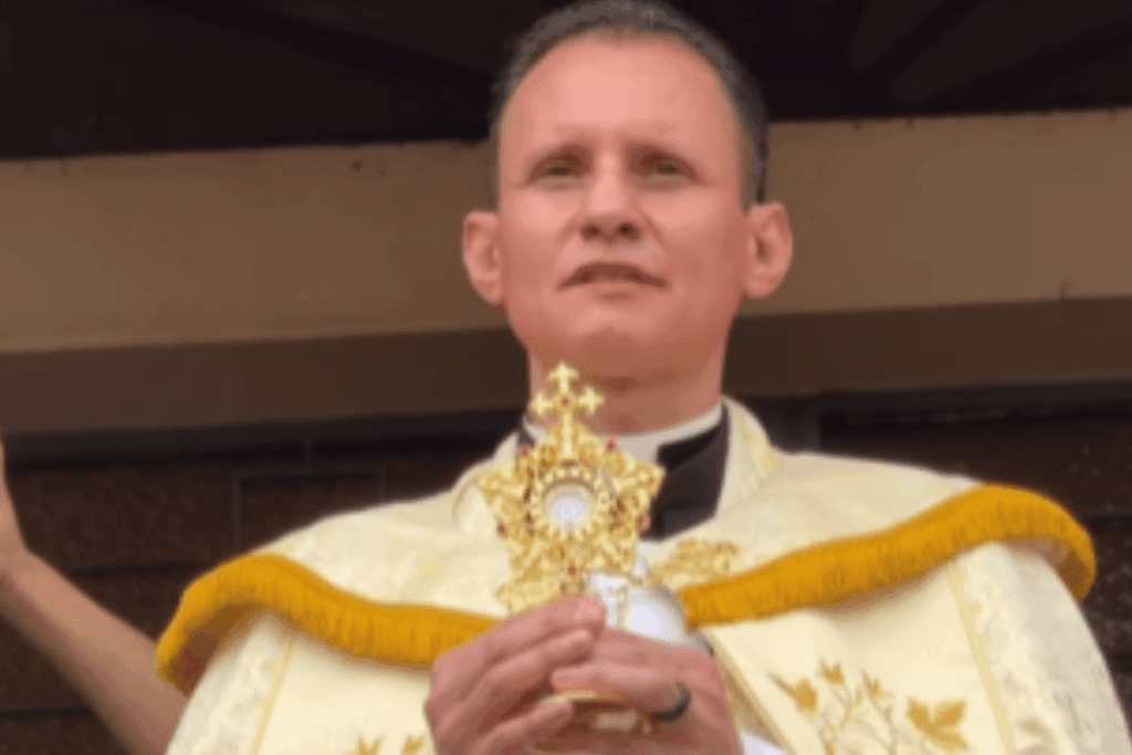 igreja-em-sp-expoe-aos-fieis-reliquia-de-1o-grau-do-papa-joao-paulo-ii