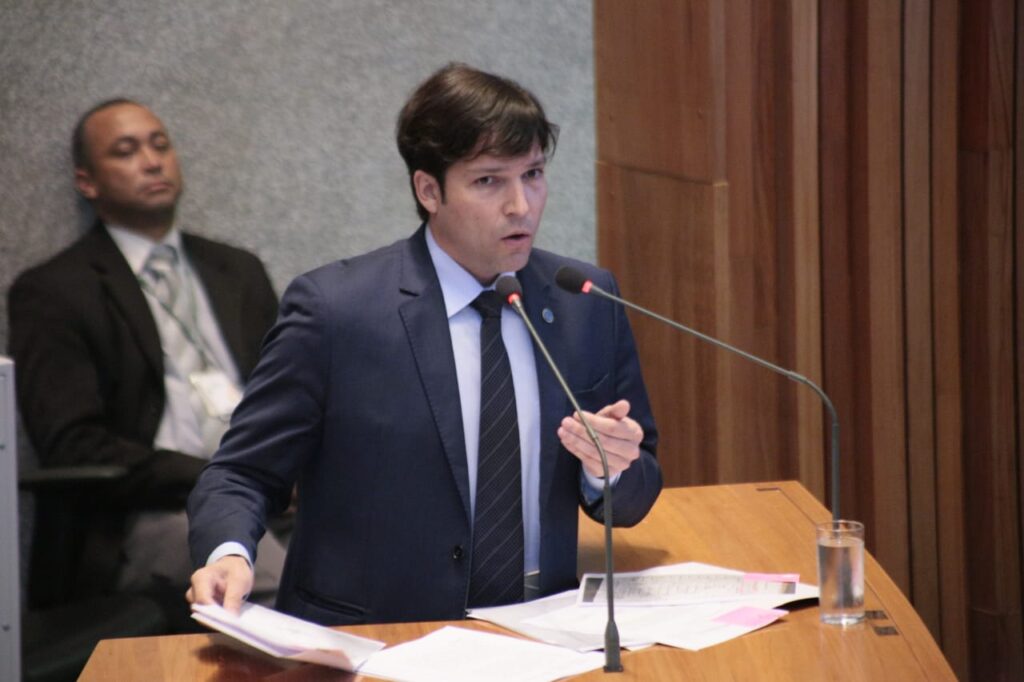 apos-denuncia-na-area-de-ti,-roberio-reune-servidores-e-nomeia-diretor