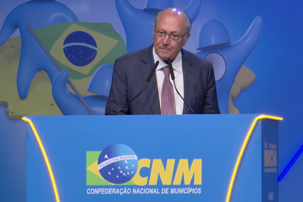 representando-lula,-alckmin-ouve-vaias-e-aplausos-na-marcha-dos-prefeitos