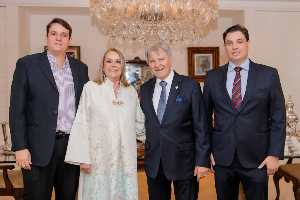 regina-moura-e-celebrada-por-marido-e-filhos-com-festa-de-aniversario