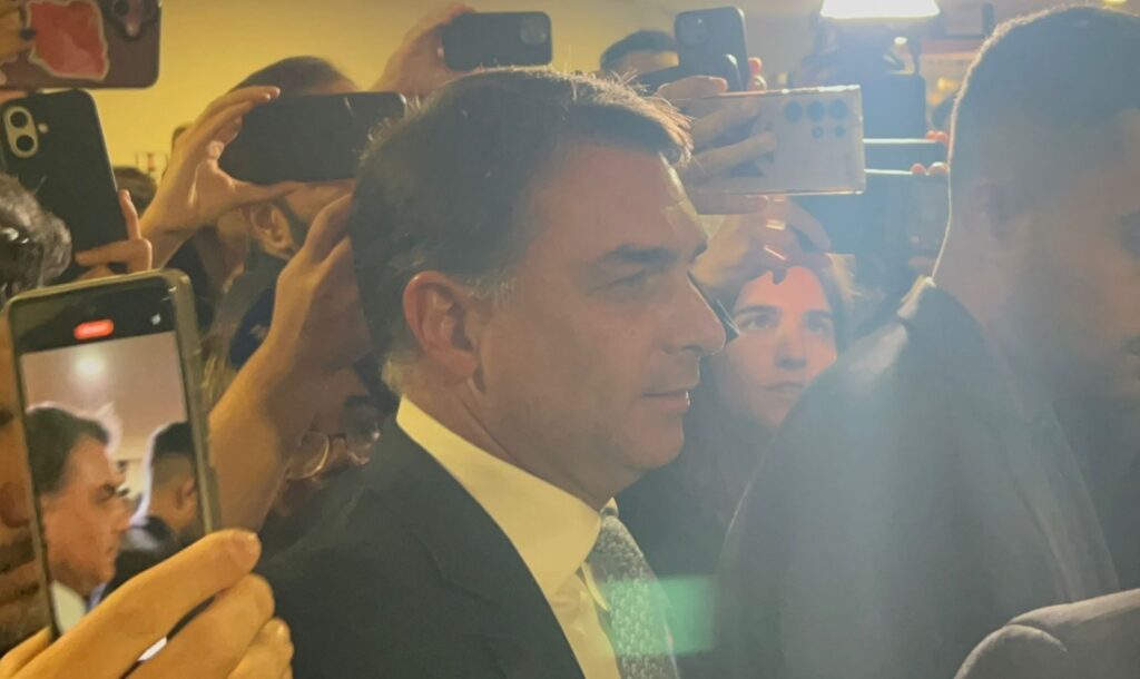flavio-diz-a-aliados-que-pretende-separar-lucro-de-vorcaro-com-filme