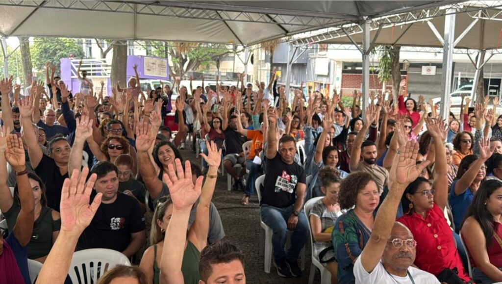servidores-da-educacao-mantem-greve-em-belo-horizonte-e-criticam-prefeitura