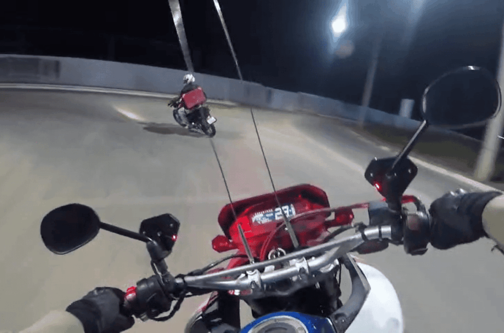 motoboy-sem-cnh-foge-da-pm,-pede-socorro-pra-mae-e-vai-preso.-video