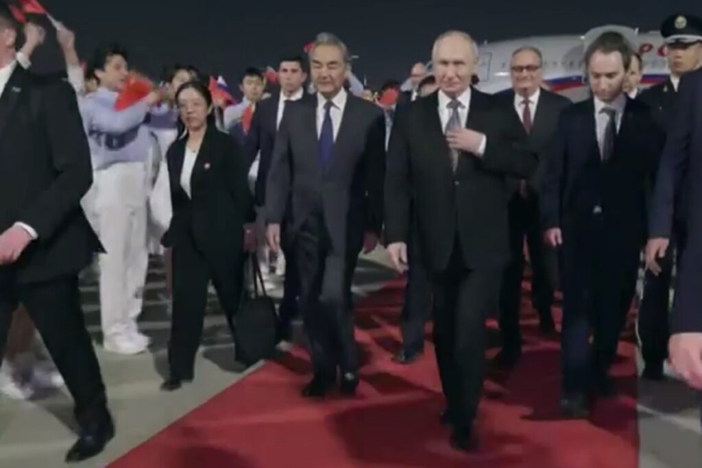 putin-desembarca-na-china-para-reuniao-estrategica-com-xi-jinping.-veja-video