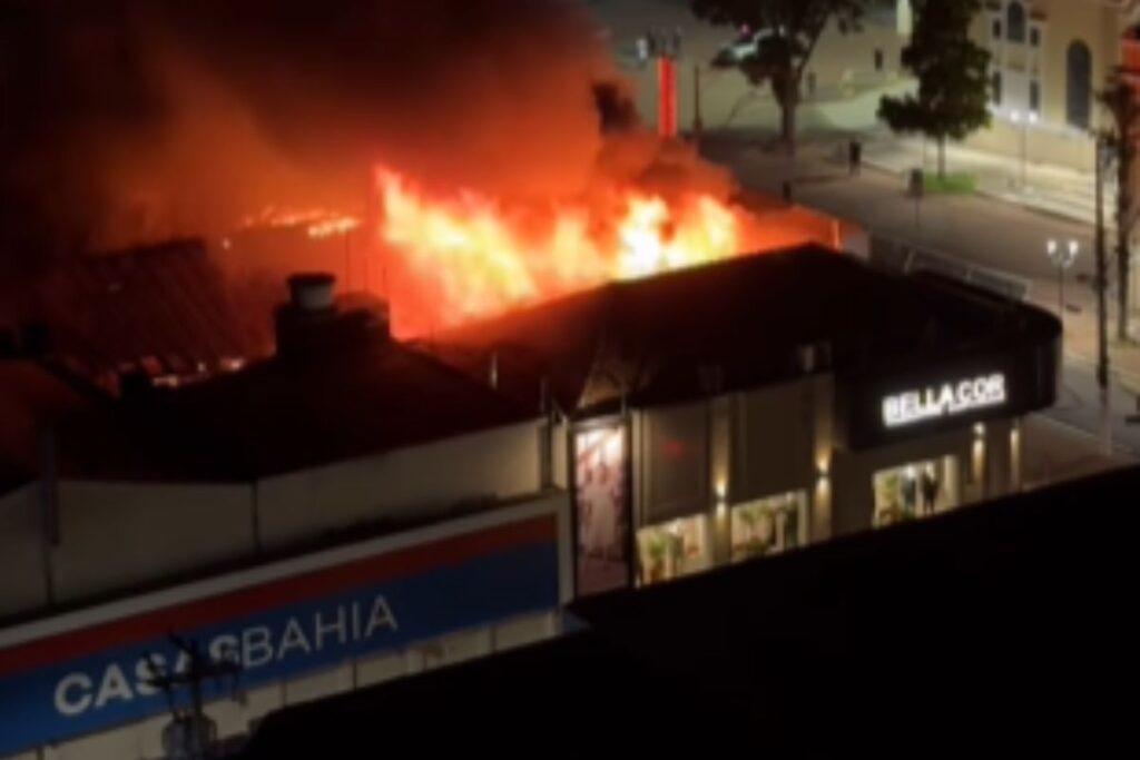 incendio-de-grandes-proporcoes-atinge-loja-das-casas-bahia-em-sp