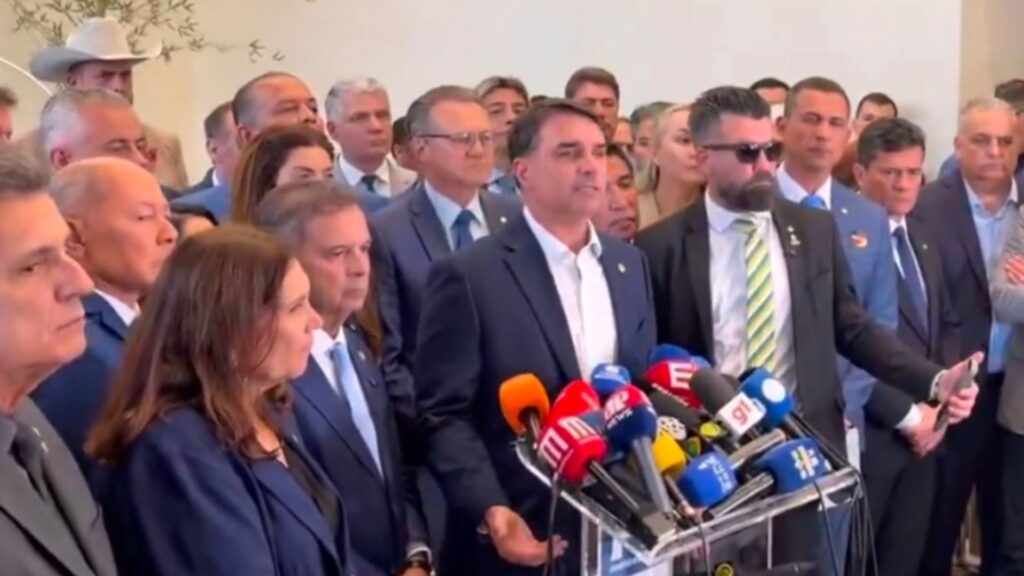 gestao-de-crise-de-flavio-devia-virar-“case”-de-como-arruinar-campanha