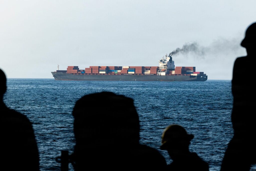 parados-ha-2-meses,-3-petroleiros-cruzam-ormuz-com-6-milhoes-de-barris