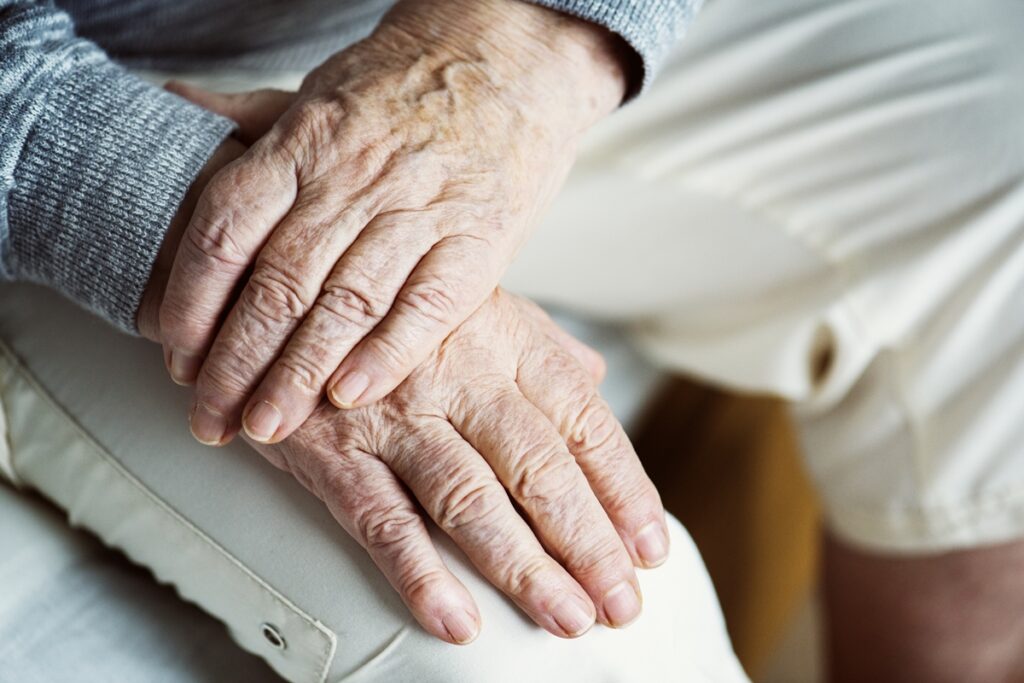 conheca-sete-adaptacoes-domesticas-para-idosos-com-parkinson