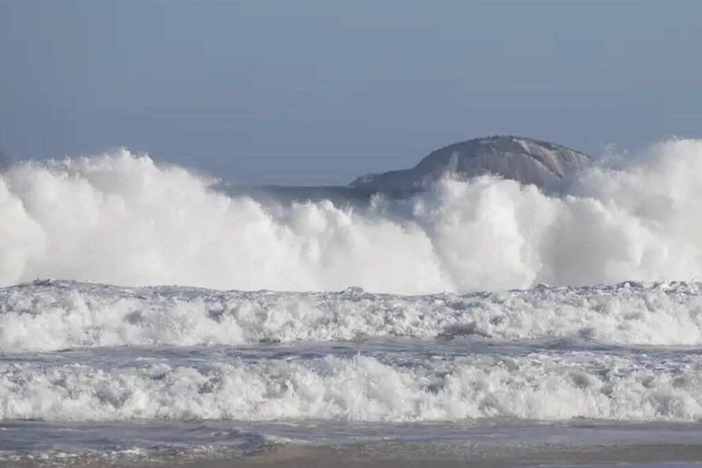 ressaca-com-ondas-de-3-metros-coloca-litoral-de-sp-em-alerta