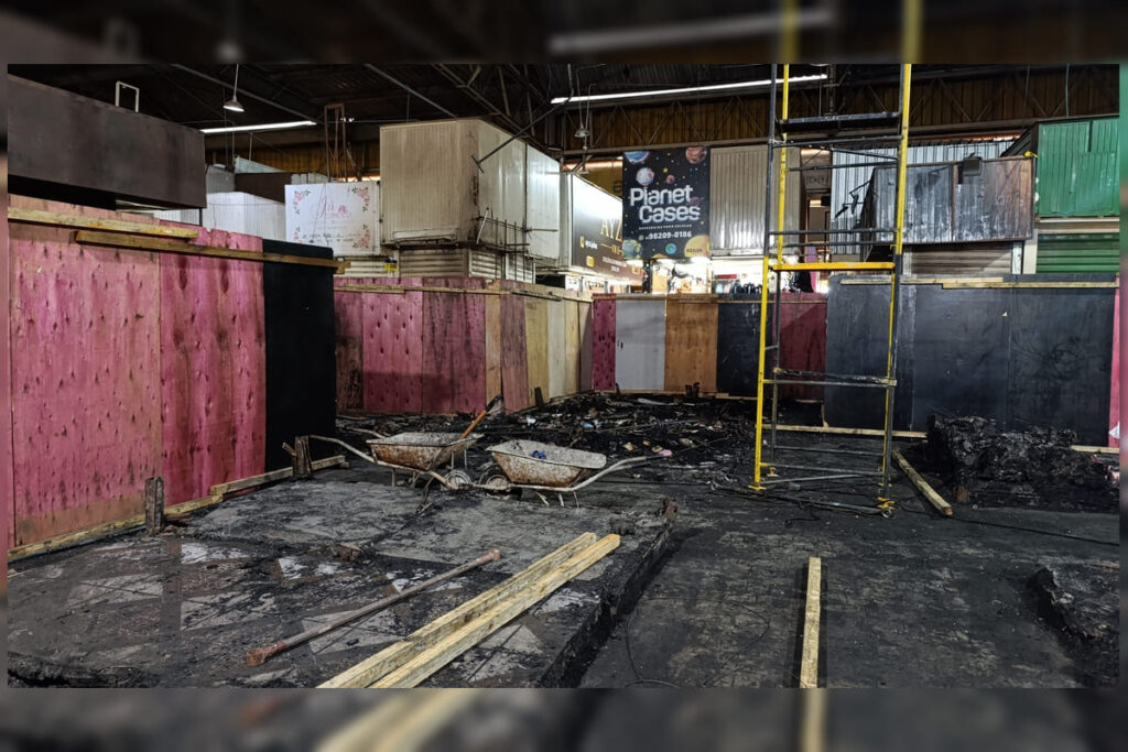 apos-incendio-devastador,-feira-dos-importados-inicia-reconstrucao