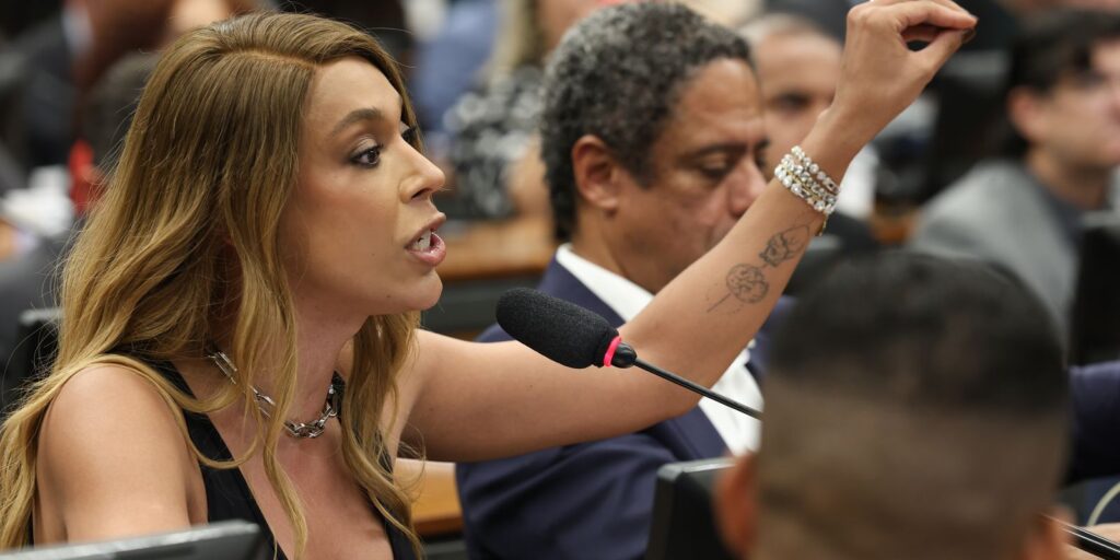 Erika Hilton rejeita negociação sobre compensações na PEC da 6×1 erika-hilton-rejeita-negociacao-sobre-compensacoes-na-pec-da-6×1
