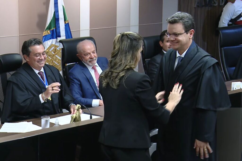 apoiado-por-hugo-motta,-ex-petista-odair-cunha-toma-posse-no-tcu