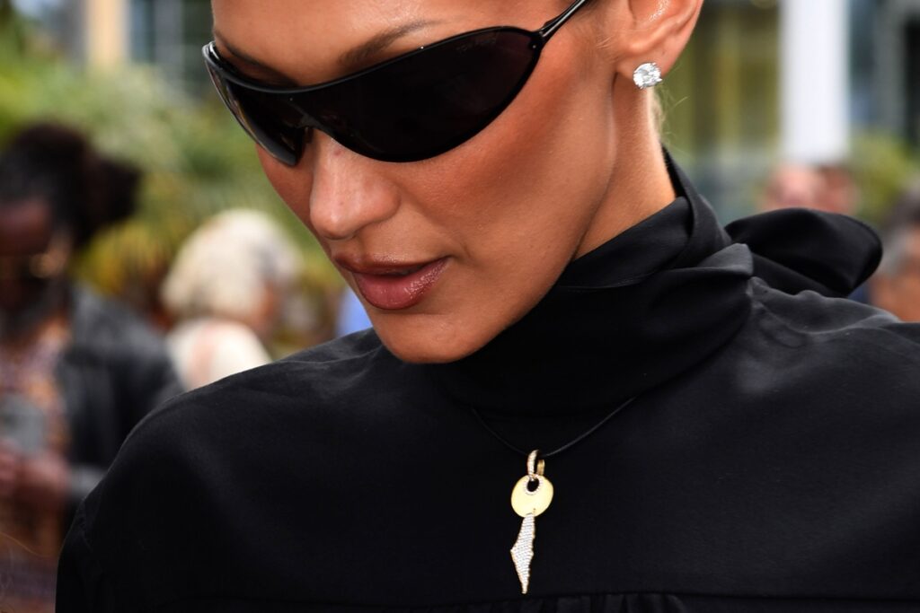bella-hadid-usa-simbolo-palestino-em-colar-no-festival-de-cannes