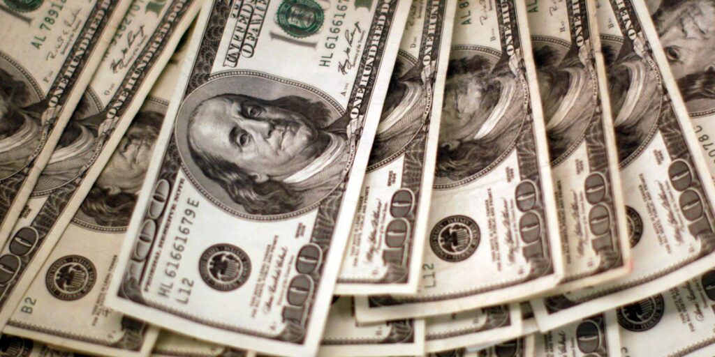 Dólar cai para R$ 5 e bolsa sobe com alívio no Oriente Médio dolar-cai-para-r$-5-e-bolsa-sobe-com-alivio-no-oriente-medio