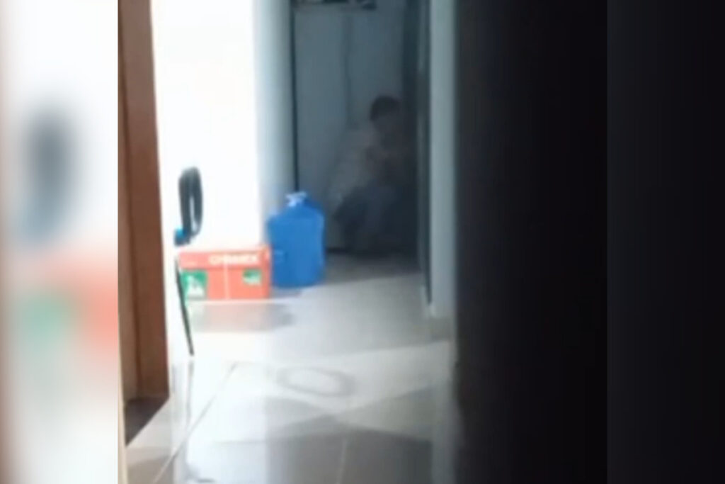 servidor-faz-buraco-em-parede-para-gravar-mulheres-em-banheiro.-veja-video