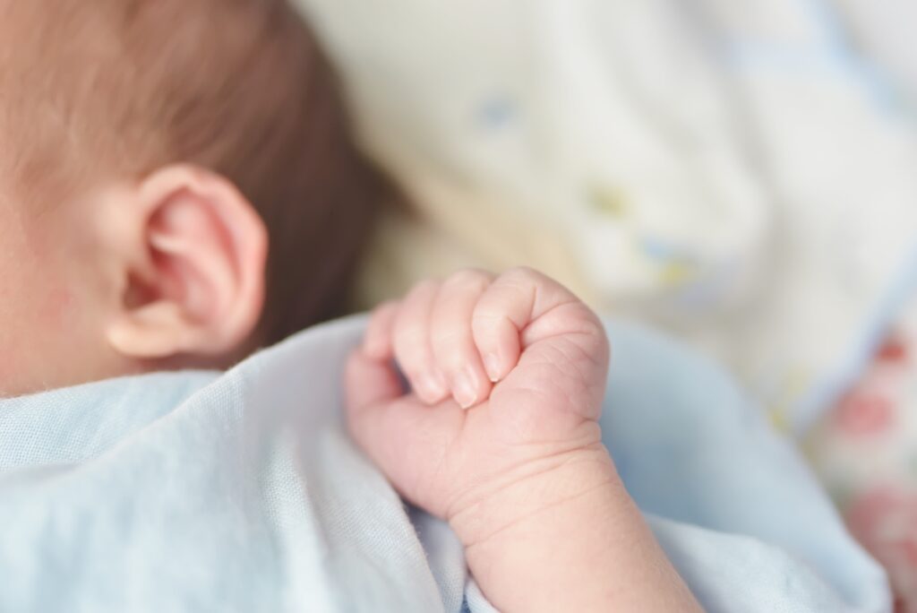 bebe-de-3-meses-morre-sufocado-apos-mae-dormir-por-cima-do-filho-no-df
