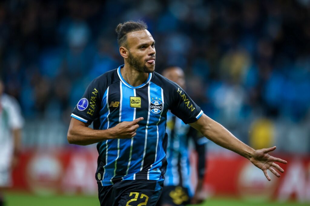 sul-americana:-gremio-bate-palestino-e-chega-vivo-na-ultima-rodada