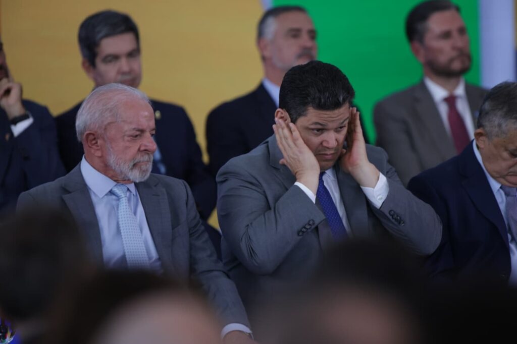alcolumbre-falta-a-evento,-e-planalto-ve-novo-sinal-distanciamento