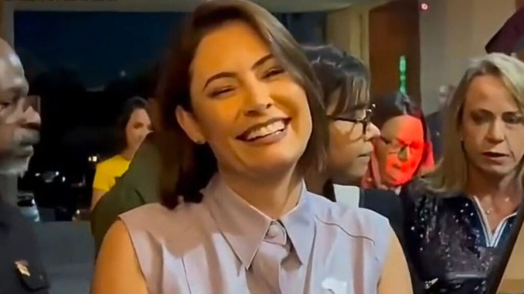 michelle-bolsonaro-nao-se-compromete-com-flavio-e-faz-afago-em-moraes