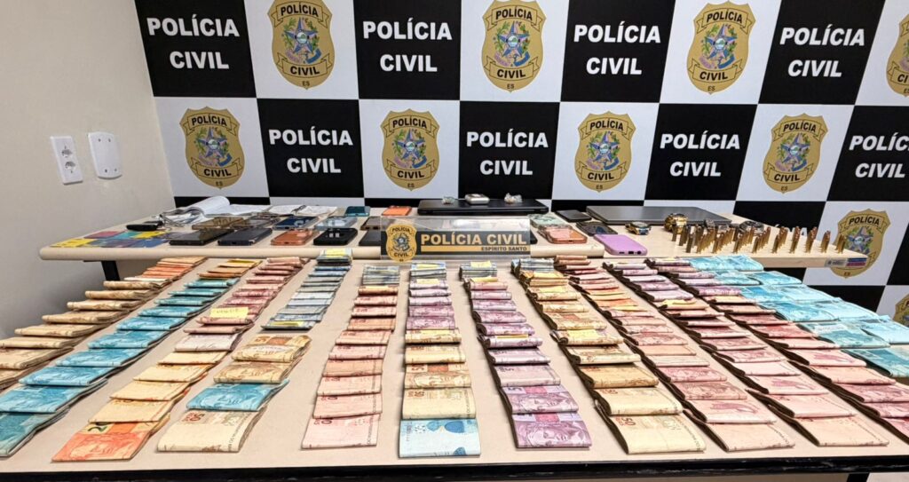 policia-acha-montanha-de-dinheiro-e-flagra-homem-escondido-em-armario