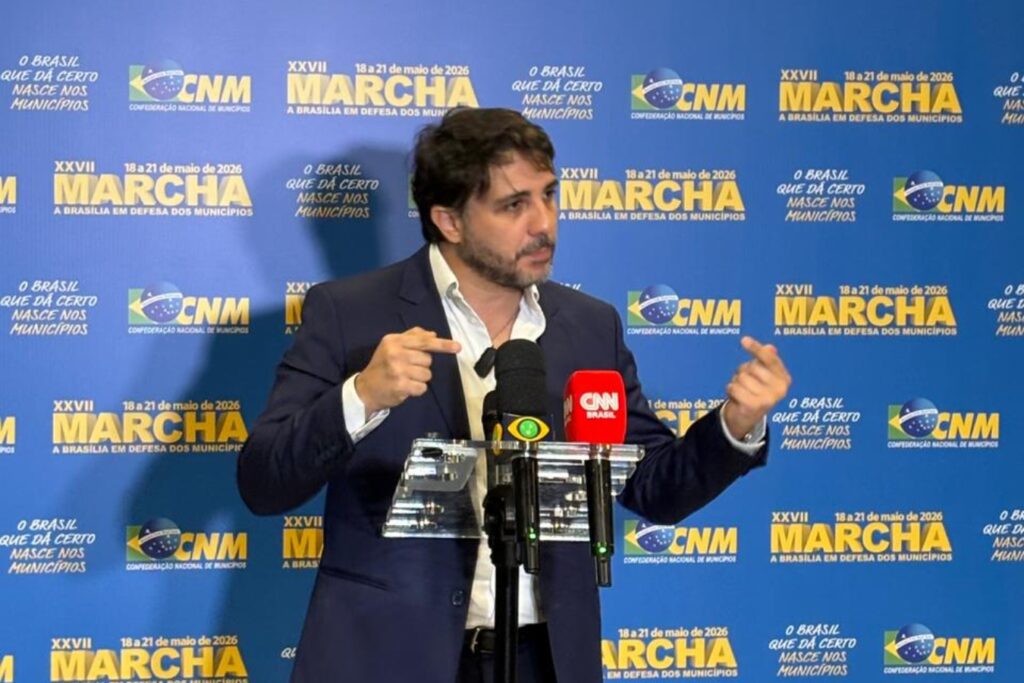 renan-santos-diz-que-escolher-entre-lula-e-flavio-e-como-“pegar-ebola-ou-ser-atropelado”