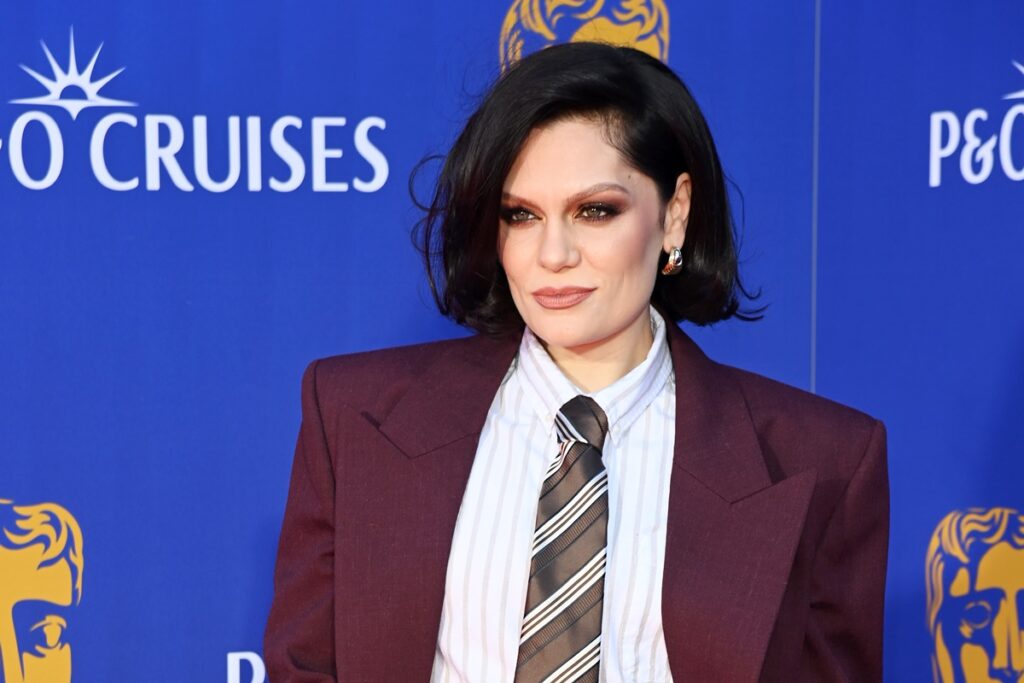 jessie-j-revela-remissao-do-cancer-de-mama-e-comemora