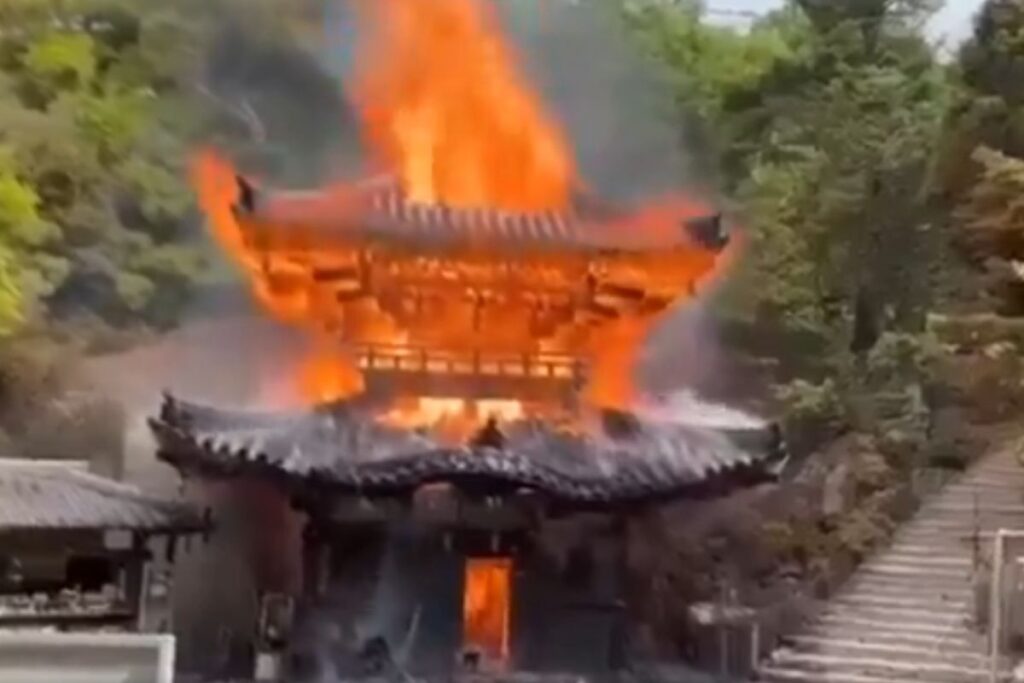 templo-budista-que-abrigava-“chama-eterna”-pega-fogo-no-japao.-video