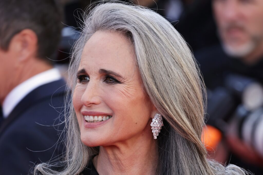 andie-macdowell-torna-grisalho-a-“cor-mais-quente”-da-temporada