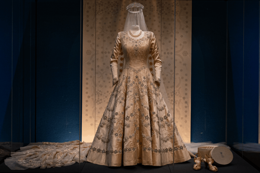 legado-fashion-de-rainha-elizabeth-ii-ganha-retrospectiva-inedita