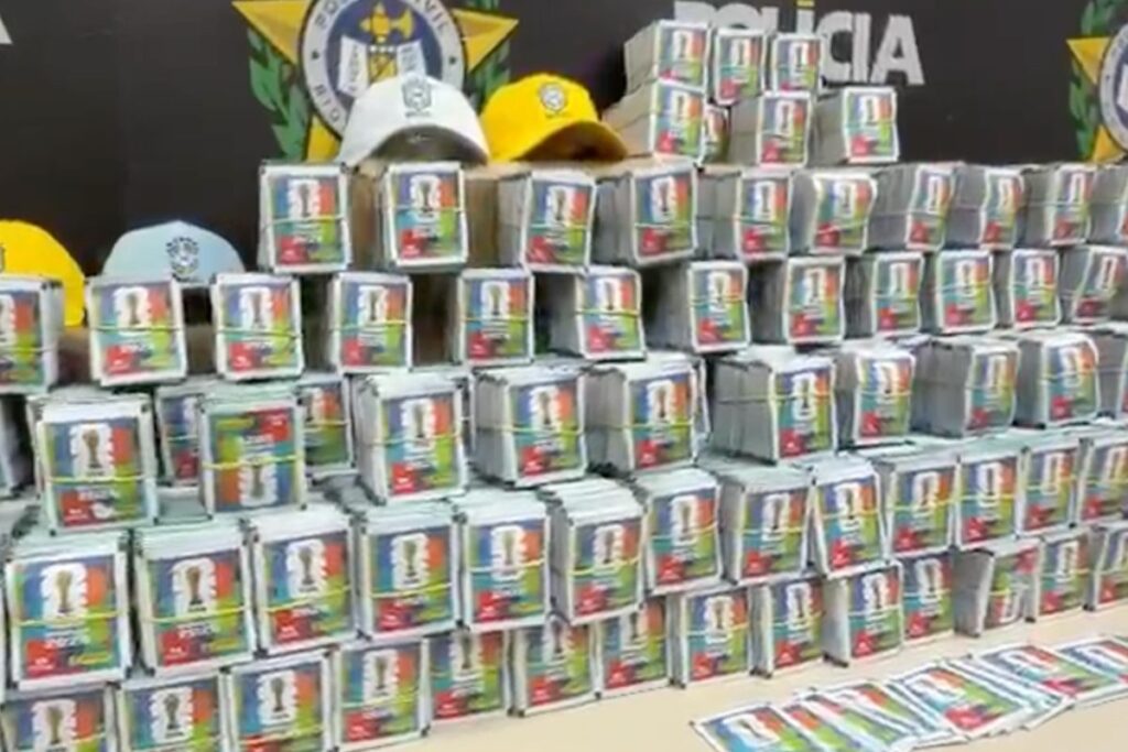 policia-civil-apreende-carga-com-200-mil-figurinhas-piratas-da-copa-do-mundo