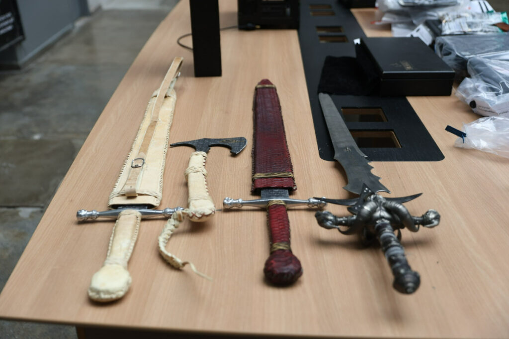policia-acha-espada-do-he-man-em-operacao-contra-pms-agiotas.-veja-video
