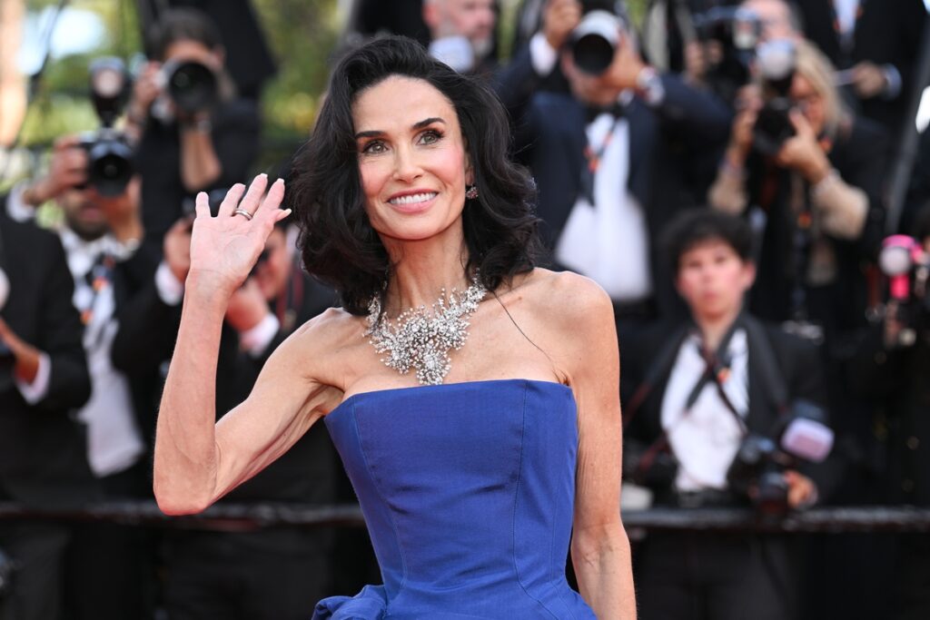 demi-moore-surpreende-em-cannes-com-novo-corte-de-cabelo