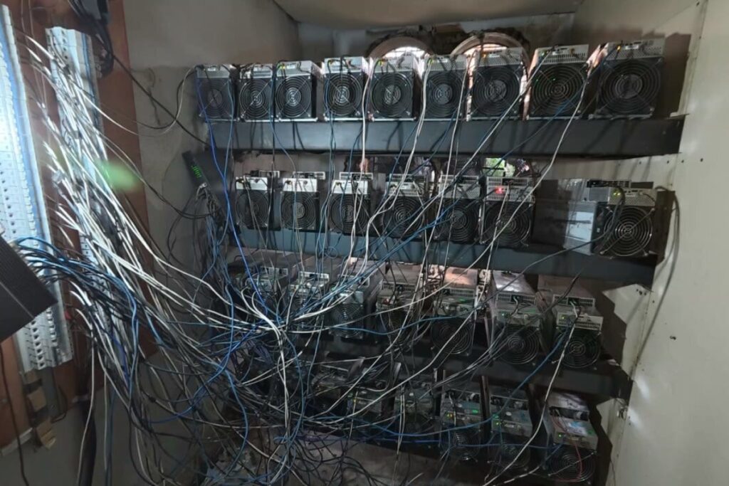 mineracao-de-criptomoedas-ilegal-e-encontrada-em-area-do-cv-no-rio.-veja-video
