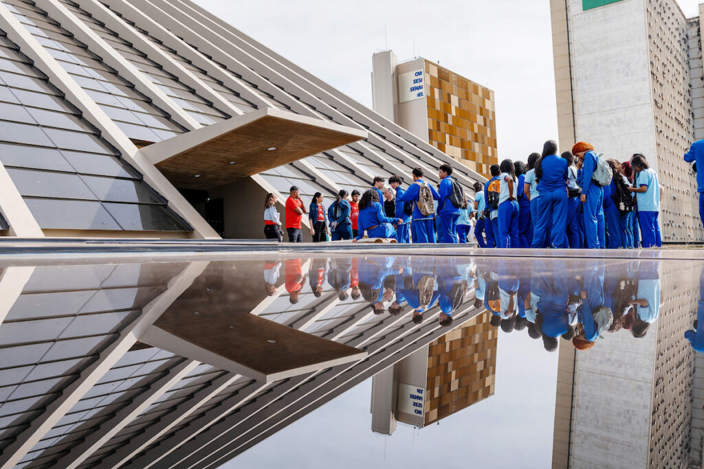 alunos-de-sobradinho-ii-visitam-a-mostra-constelacoes-contemporaneas