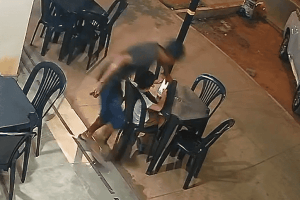 ladrao-arranca-celular-das-maos-de-menino-de-8-anos-e-foge.-veja-video