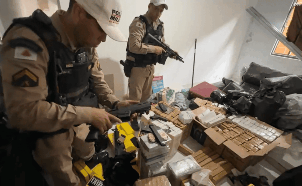 mg:-arsenal-de-guerra-do-pcc-com-fuzil-e-drogas-e-apreendido-pela-pm.-video