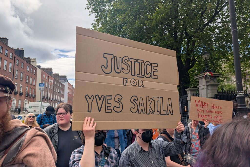 morte-de-imigrante-por-segurancas-provoca-onda-de-protestos-na-irlanda