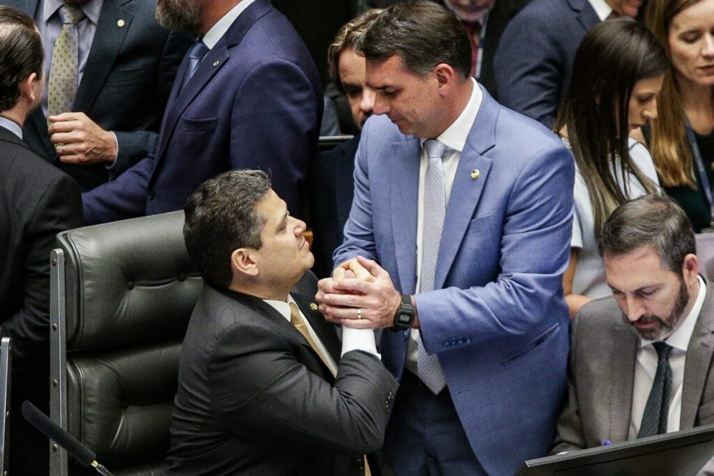 alcolumbre-sinaliza-a-bolsonaristas-que-topa-uma-mudanca-na-pec-6×1