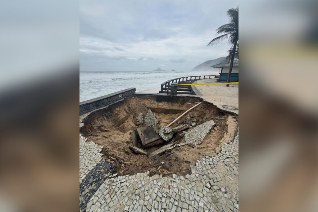 ressaca-destroi-trecho-de-calcadao-na-praia-da-macumba,-no-rio-de-janeiro