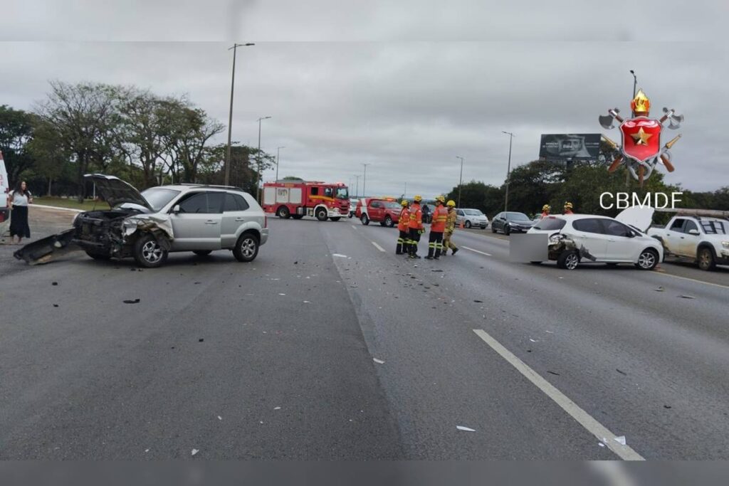 acidente-entre-carros-com-criancas-a-bordo-trava-eixao-sul