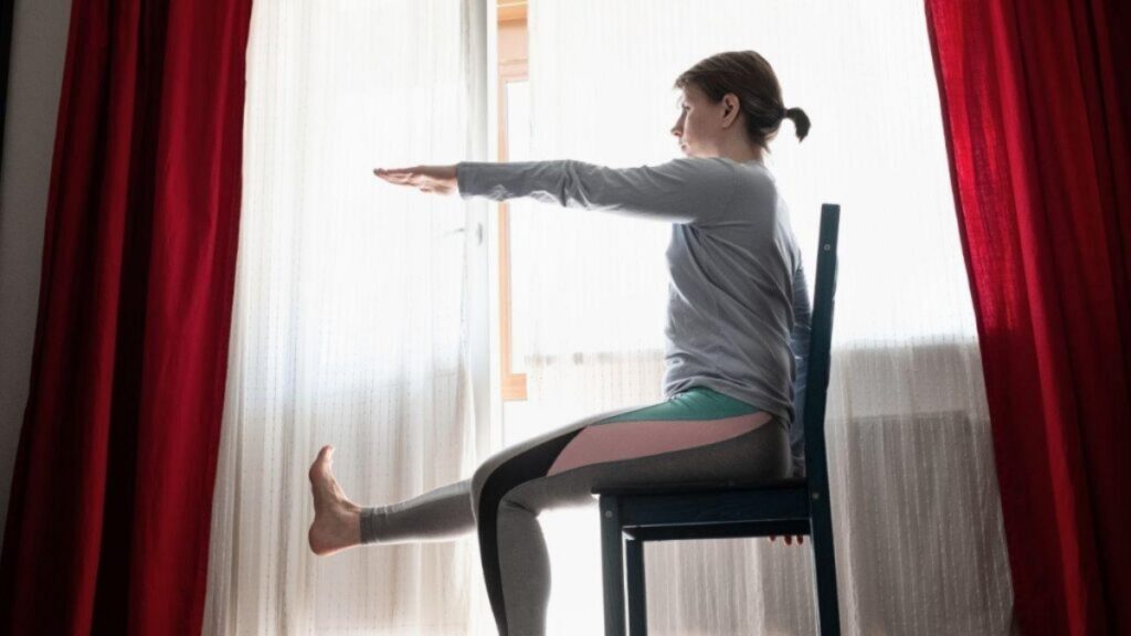 yoga-na-cadeira:-pratica-ajuda-no-alongamento-e-reduz-o-estresse