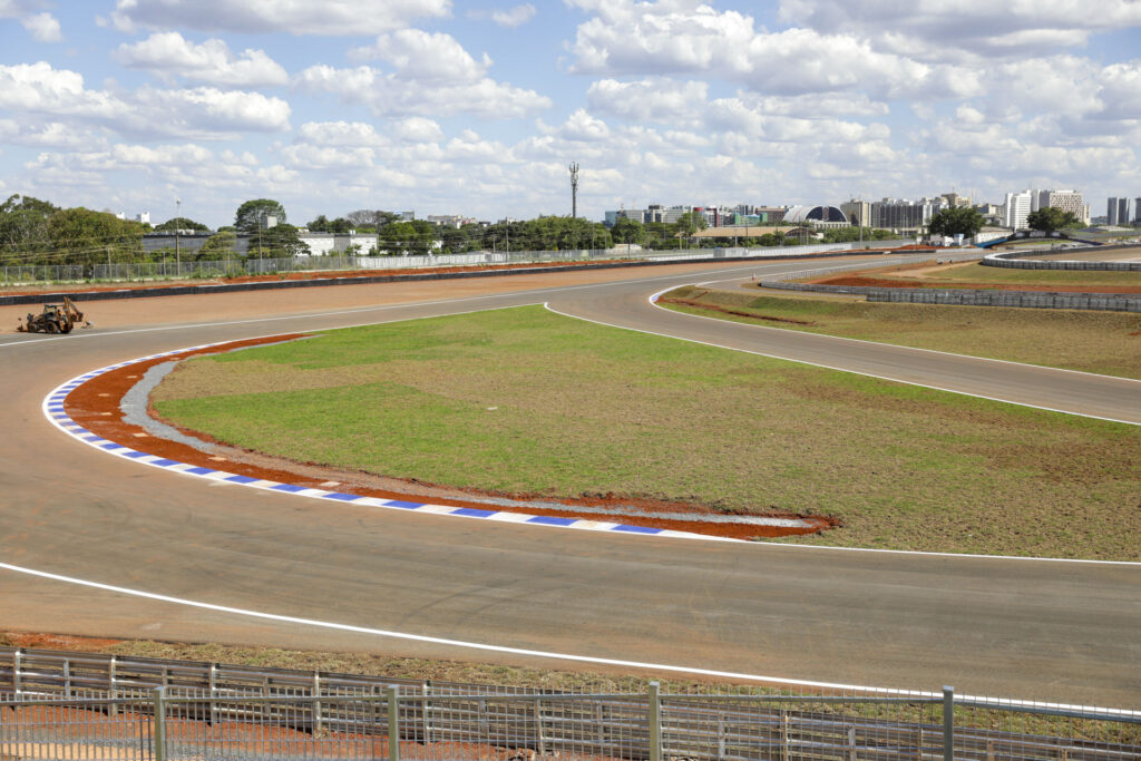 recem-aberto-para-corredores,-autodromo-de-brasilia-esta-cheio-de-lixo.-veja-video