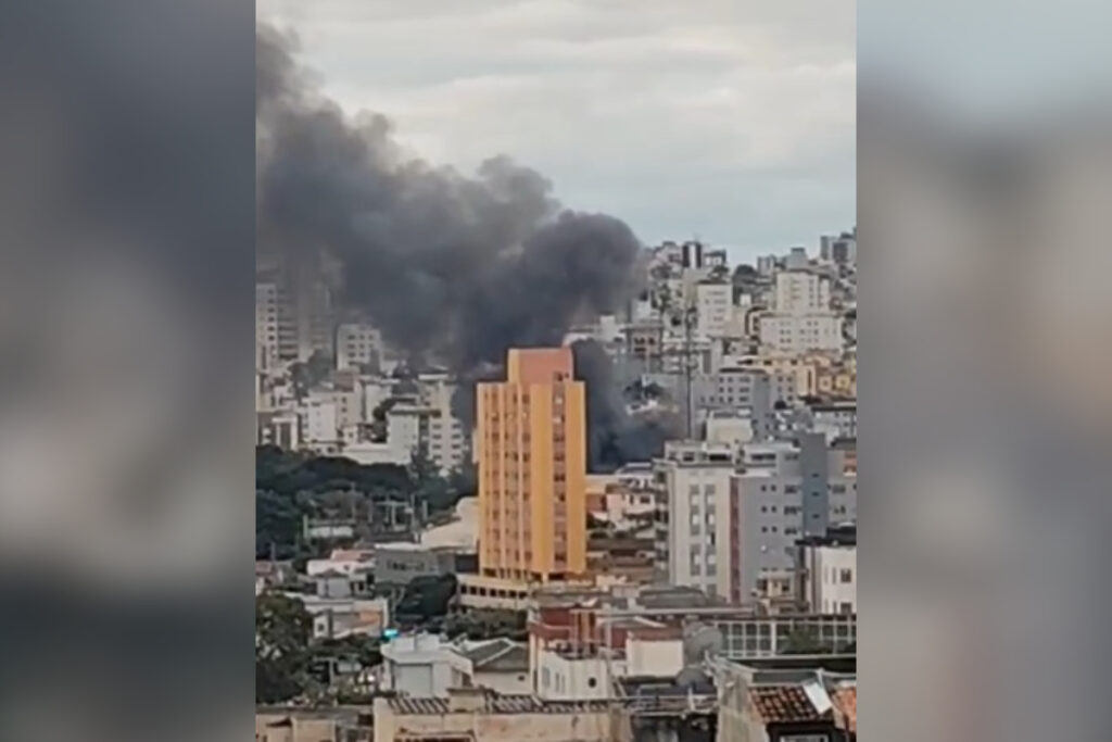 bh:-incendio-de-grandes-proporcoes-atinge-galpao-e-mobiliza-bombeiros