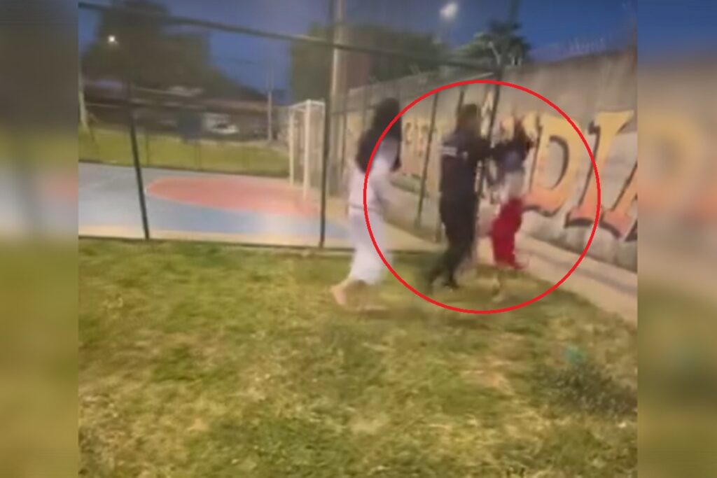 pm-do-df-discute-e-derruba-adolescente-com-tapa-no-rosto.-veja-video